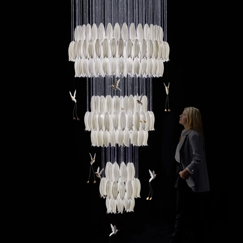 Большая Люстра для Лестницы Sagarti Contemporary chandelier ALBA GRAND Flowers & Birds Белый Золотой Большая Люстра для Лестницы Sagarti Contemporary chandelier ALBA GRAND Flowers & Birds Белый Золотой в Тюмени | Loft Concept