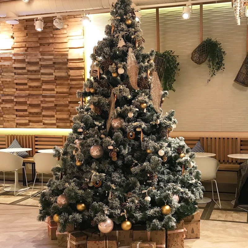 Дизайнерская Елка с Золотым новогодним декором Christmas Tree Golden Feathers Золотой Зеленый Дизайнерская Елка с Золотым новогодним декором Christmas Tree Golden Feathers Золотой Зеленый в Тюмени | Loft Concept
