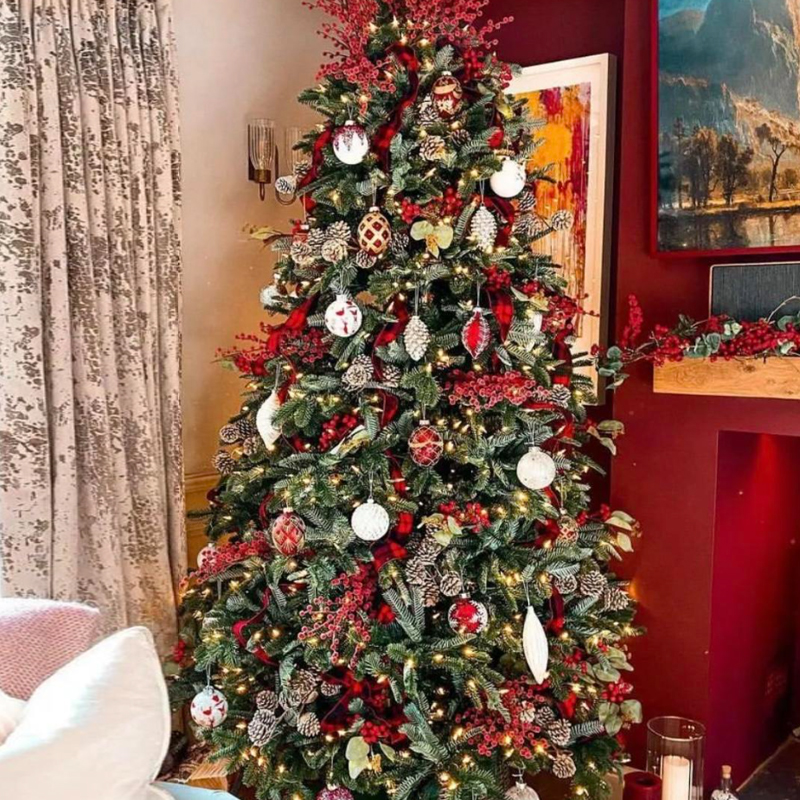 Дизайнерская Елка Украшенная Золотым и Белым декором Pine Cones and Red Decor Красный Белый Зеленый Дизайнерская Елка Украшенная Золотым и Белым декором Pine Cones and Red Decor Красный Белый Зеленый в Тюмени | Loft Concept
