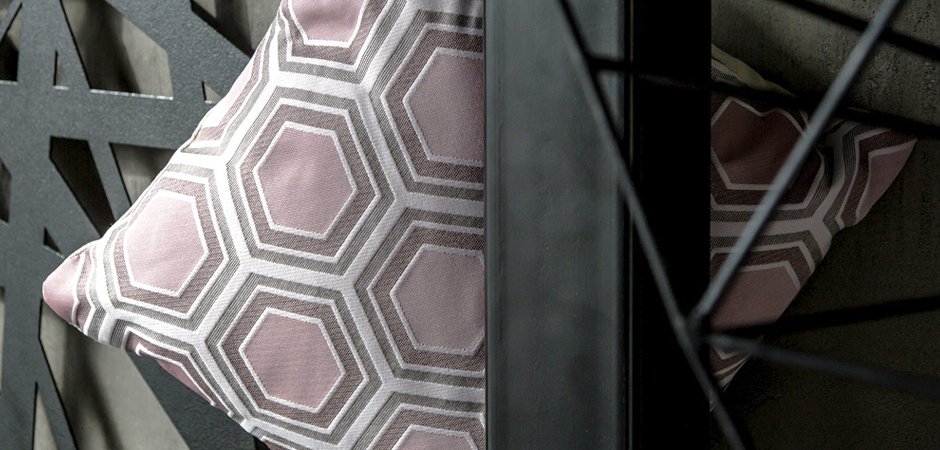 Подушка Hexagon Pink Geometry Подушка Hexagon Pink Geometry - Loft-Concept в Тюмени
