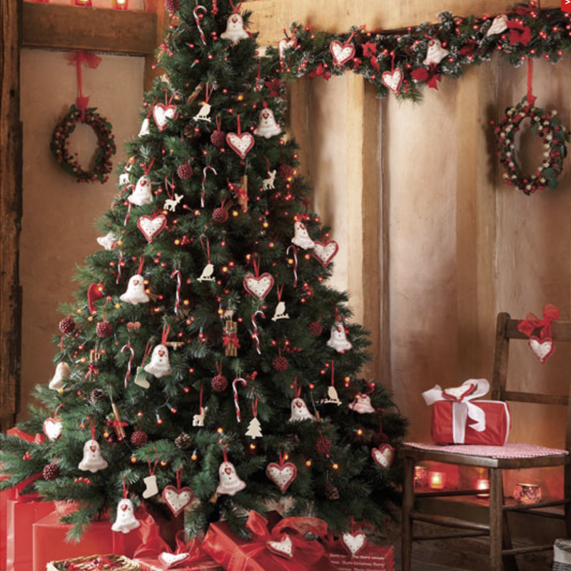 Дизайнерская Елка с Белым и Красным декором Christmas Tree Gingerbread Decor Белый Красный Дизайнерская Елка с Белым и Красным декором Christmas Tree Gingerbread Decor Белый Красный в Тюмени | Loft Concept