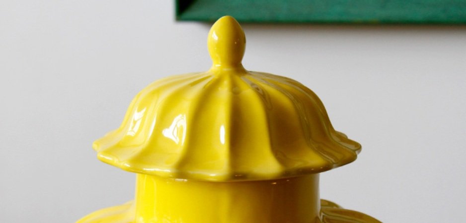 Желтая ваза с крышкой - фото №1