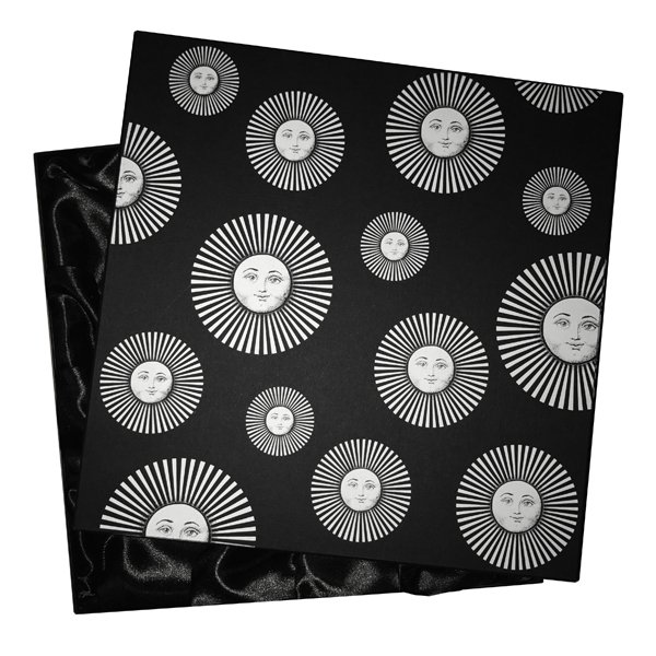 Подарочная коробка для тарелок Fornasetti Черно-белый Подарочная коробка для тарелок Fornasetti Черно-белый в Тюмени | Loft Concept