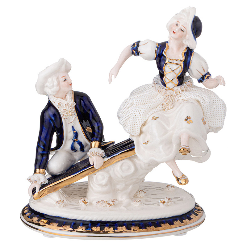 Статуэтка фарфоровая Влюбленная пара Charming Statuette Белый Синий Золотой Статуэтка фарфоровая Влюбленная пара Charming Statuette Белый Синий Золотой в Тюмени | Loft Concept