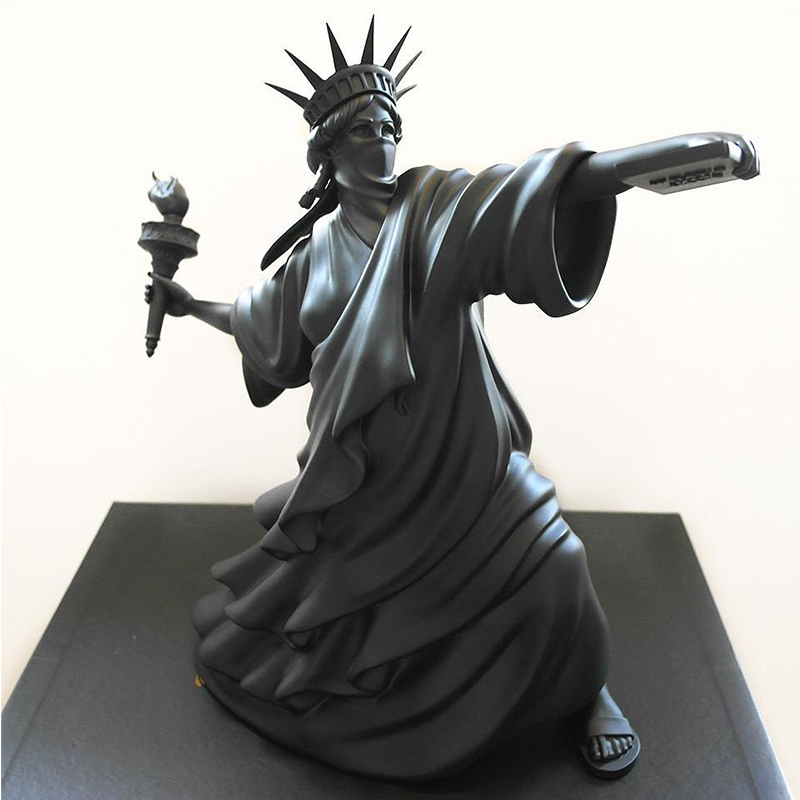 Статуэтка Freedom Riot Black Черный Статуэтка Freedom Riot Black Черный в Тюмени | Loft Concept