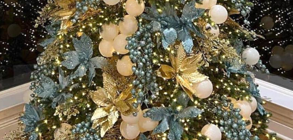 Дизайнерская Елка украшенная Золотыми и Голубыми Цветами Golden and Blue Flowers Дизайнерская Елка украшенная Золотыми и Голубыми Цветами Golden and Blue Flowers - Loft-Concept в Тюмени