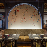 Обои ручная роспись Falling Flowers Standard colourway on Pale Grey dyed silk варинант исполнения - 1 | Loft Concept в Тюмени