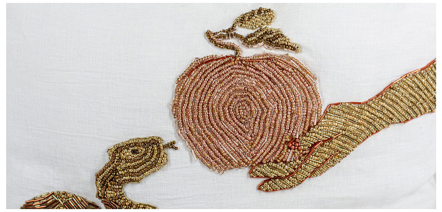 Подушка с вышивкой из бисера Snake with Apple Подушка с вышивкой из бисера Snake with Apple - Loft-Concept в Тюмени