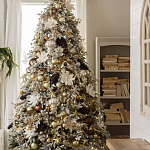 Дизайнерская Елка украшенная шарами в бежевых тонах и декором в виде белых цветов и шишек варинант исполнения - 1 | Loft Concept в Тюмени