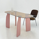 Обеденный стол со стеклянной столешницей и розовыми ножками с тканевой обивкой Wrigley варинант исполнения - 5 | Loft Concept в Тюмени