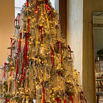 Комплект Новогодней Елки вместе с серебряной мишурой и красными лентами варинант исполнения - 1 | Loft Concept в Тюмени