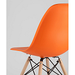 Пластиковый стул на ножках из массива бука Eames Orange варинант исполнения - 3 | Loft Concept в Тюмени