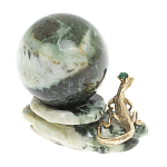 Шар с декором в виде бронзовой ящерицы на подставке из натурального камня Змеевик Natural Stone Spheres 4.5 см варинант исполнения - 2 | Loft Concept в Тюмени