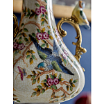 Ваза белого цвета из фарфора с цветочным рисунком и бронзовыми ручками с фигурками птиц Eden Garden porcelain and bronze варинант исполнения - 4 | Loft Concept в Тюмени