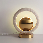 Настольная лампа с бежевым текстурным кольцом и латунным шаром в центре Tactile   варинант исполнения - 3 | Loft Concept в Тюмени