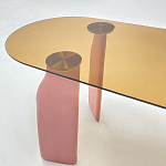 Обеденный стол со стеклянной столешницей и розовыми ножками с тканевой обивкой Wrigley варинант исполнения - 4 | Loft Concept в Тюмени