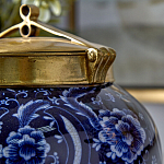 Ваза с насыщенным синим орнаментом и золотой крышкой Blue & White Ornament  варинант исполнения - 3 | Loft Concept в Тюмени