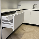 Угловой кухонный гарнитур Жемчужный белый Серый Clarke Kitchen Set White Grey варинант исполнения - 6 | Loft Concept в Тюмени