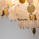 Люстра подвесная с белыми и золотыми круглыми подвесками Диаметр 70 см SHELL Chandelier варинант исполнения - 3 | Loft Concept в Тюмени