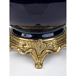 Ваза темно-синяя фарфоровая на бронзовой подставке с ажурным ободком и изогнутыми ручками Eden Garden варинант исполнения - 3 | Loft Concept в Тюмени