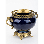Ваза темно-синяя фарфоровая на бронзовой подставке с ажурным ободком и изогнутыми ручками Eden Garden варинант исполнения - 2 | Loft Concept в Тюмени