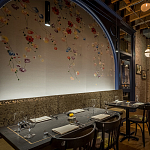 Обои ручная роспись Falling Flowers Standard colourway on Pale Grey dyed silk варинант исполнения - 2 | Loft Concept в Тюмени