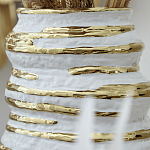 Ваза белая с рельефной поверхностью и золотыми полосами Vase Beehive варинант исполнения - 3 | Loft Concept в Тюмени