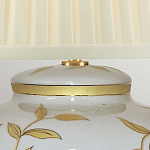 Настольная лампа с фарфоровым основанием бежевого цвета с рисунком и плиссированным абажуром на темной подставке Elstead Lighting варинант исполнения - 8 | Loft Concept в Тюмени