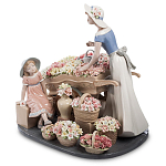Статуэтка фарфоровая Девушка и маленькая девочка с цветами Charming Statuette варинант исполнения - 1 | Loft Concept в Тюмени