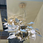 Люстра подвесная с белыми матовыми и золотыми глянцевыми листьями Wintery flovers варинант исполнения - 4 | Loft Concept в Тюмени