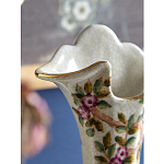 Ваза белого цвета из фарфора с цветочным рисунком и бронзовыми ручками с фигурками птиц Eden Garden porcelain and bronze варинант исполнения - 5 | Loft Concept в Тюмени