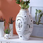 Ваза с декоративными лицами и графическими элементами в виде сердец и символов Faces of Imagination варинант исполнения - 3 | Loft Concept в Тюмени