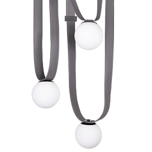 Подвесной светильник с серыми кожаными ремнями и белыми стеклянными плафонами в виде шаров Flos Wireline Lighting