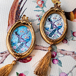 Картина с изображением павлинов в саду в овальной позолоченной раме с кисточкой Chinoiserie Imperial Garden Peacocks on a Tree Poster варинант исполнения - 4 | Loft Concept в Тюмени