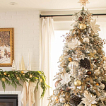 Дизайнерская Елка украшенная шарами в бежевых тонах и декором в виде белых цветов и шишек варинант исполнения - 3 | Loft Concept в Тюмени