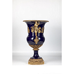 Ваза темно-синего цвета из фарфора с бронзовыми ручками в виде фигур Eden Garden porcelain and bronze варинант исполнения - 2 | Loft Concept в Тюмени