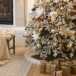 Дизайнерская Елка украшенная шарами в бежевых тонах и декором в виде белых цветов и шишек варинант исполнения - 2 | Loft Concept в Тюмени