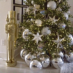 Украшенная Новогодняя Елка с серебряными шарами и звездами варинант исполнения - 2 | Loft Concept в Тюмени