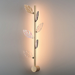 Бра с золотистой вертикальной трубкой и декоративными прозрачными листьями из стекла Sylva  варинант исполнения - 4 | Loft Concept в Тюмени