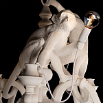 Люстра с тремя фигурами обезьян с лампочками в руках белого цвета Hanging Monkey варинант исполнения - 4 | Loft Concept в Тюмени