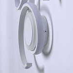 Бра белого цвета с изогнутыми световыми линиями и круглым основанием Luke Lampco Tracer Lamp варинант исполнения - 6 | Loft Concept в Тюмени