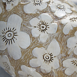 Статуэтка курица с резными белыми цветами на бежевой фактурной поверхности Rustic Chicken варинант исполнения - 2 | Loft Concept в Тюмени