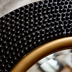 Зеркало в черной фактурной раме с золотым кантом Summon the Light варинант исполнения - 3 | Loft Concept в Тюмени