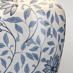 Настольная лампа с керамическим основанием в белом цвете с синим цветочным орнаментом на темной деревянной подставке и тканевым абажуром Elstead Lighting варинант исполнения - 4 | Loft Concept в Тюмени