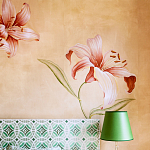 Обои ручная роспись Lilium Special Colourway on yellow painted silk варинант исполнения - 2 | Loft Concept в Тюмени