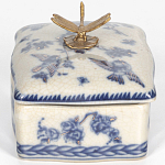 Фарфоровая шкатулка с бронзовой стрекозой Blue and White варинант исполнения - 2 | Loft Concept в Тюмени