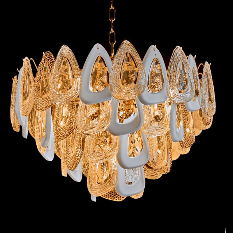 Люстра с многослойными белыми и прозрачными подвесками Character Chandelier Золотой Прозрачный Белый Люстра с многослойными белыми и прозрачными подвесками Character Chandelier Золотой Прозрачный Белый в Тюмени | Loft Concept
